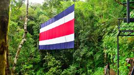 Enorme bandera de Costa Rica llena de esperanza al turismo nacional