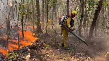 Cuerpo de Bomberos colabora en tratar de controlar el incendio en la isla de Chira