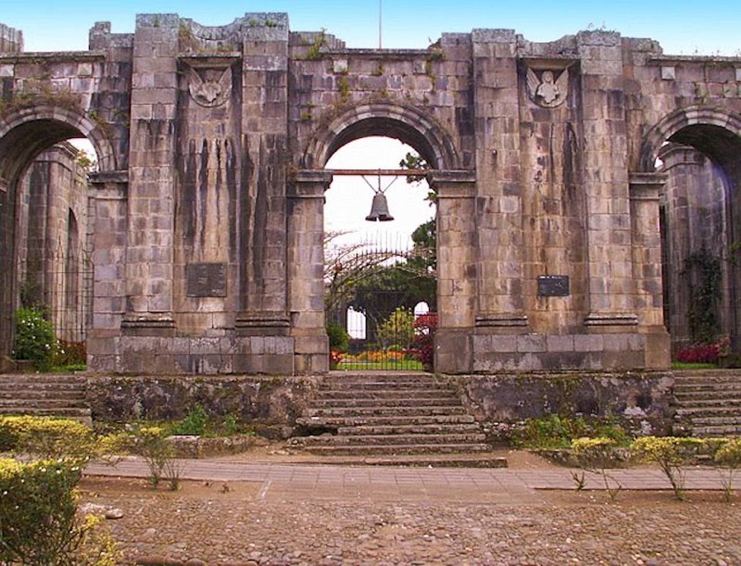 La Campana de la Independencia que está colgada en las Ruinas de Cartago, fue declarada Monumento Nacional desde 1962