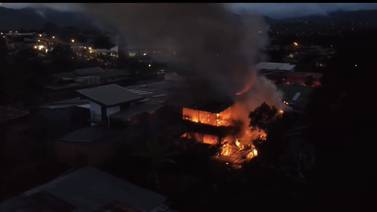 Incendio consumió tres casitas en Pérez Zeledón