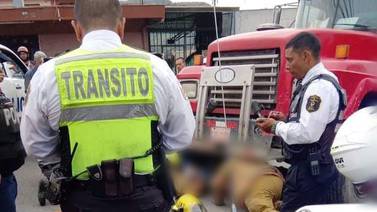 Hombre grave al ser atropellado por camión en Higuito de Desamparados