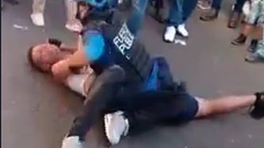 (Video) Bochincheros golpean a policía que los descubrió vendiendo pólvora en San José centro