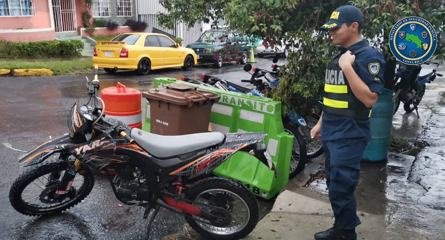 Detienen a extranjero de apellidos Tellez Castillo que le puso certificado de nacimiento a su moto en lugar de placa. Foto MSP.