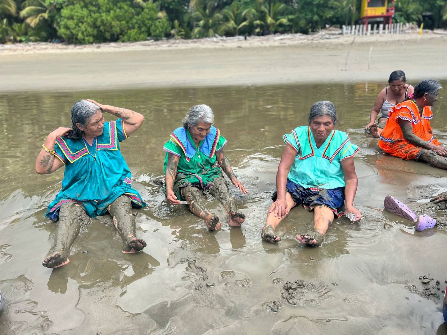 treinta y dos adultos mayores del territorio indígena de La Casona, en Coto Brus, pudieron disfrutar de un día en la playa, algunos de ellos por primera vez en su vida