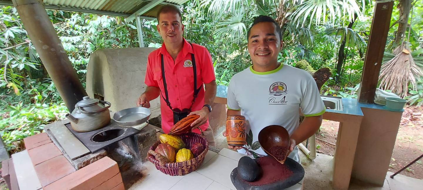 Rodolfo Alvarado, de 46 años, y Geiner Huertas, de 32 años, son dos guía turísticos de Sarapiquí, quienes tienen el emprendimiento Costa Rica Best Chocolate que aprovecha el chocolate y la naturaleza de la zona.