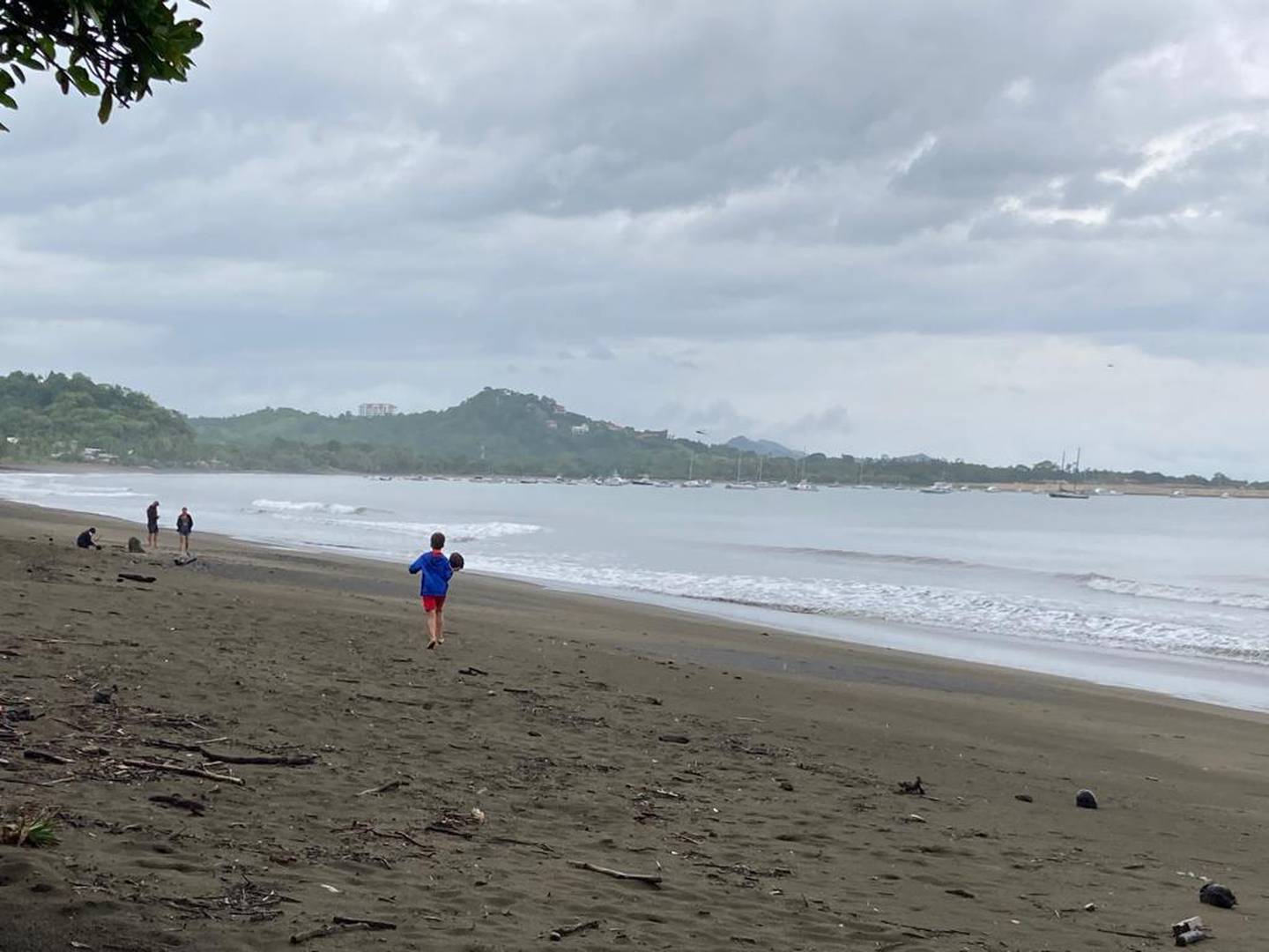 En playa Potrero de Santa Cruz, Guanacaste, desde temprano cae una llovizna y el cielo permanece nublado. Se espera que durante la tarde llueva en todo el Pacífico por la inestabilidad que deja la tormenta Bonnie. Foto: Lidiette Vásquez.