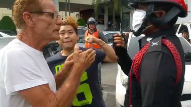 (Video) Abuelo termina noqueado en la calle tras discusión por un choque