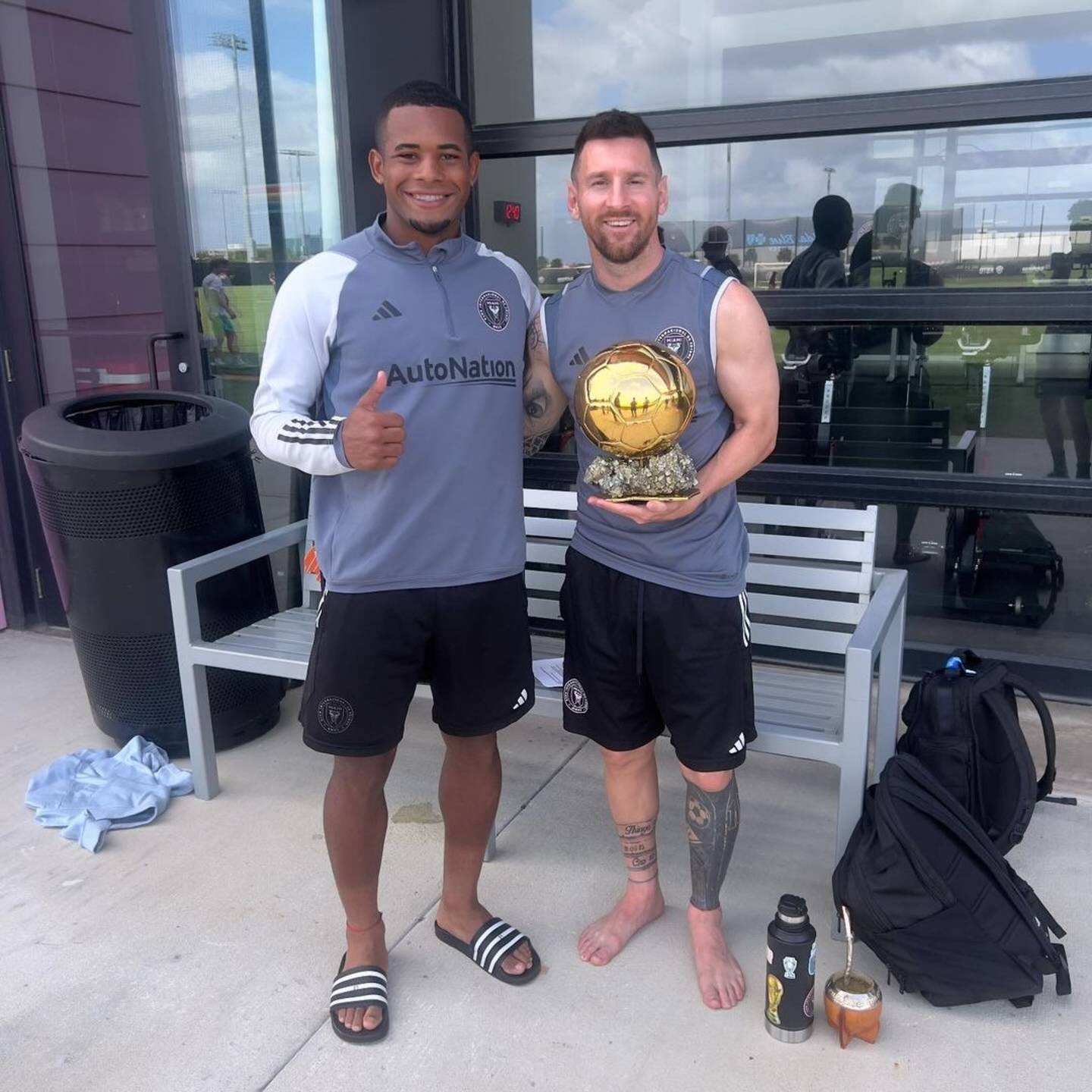 Cameron Johnson estuvo al lado de Lionel Messi y su balón de Oro. Foto: Instagram