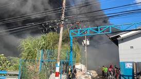 Bomberos reporta explosión de cilindros de gas por voraz incendio en recicladora 