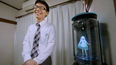 Japonés que se casó con cantante virtual quedó  viudo por actualización de software 