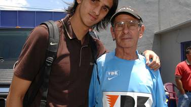 Abuelo de Bryan Ruiz lloró de felicidad al escuchar que su nieto jugaría con Saprissa