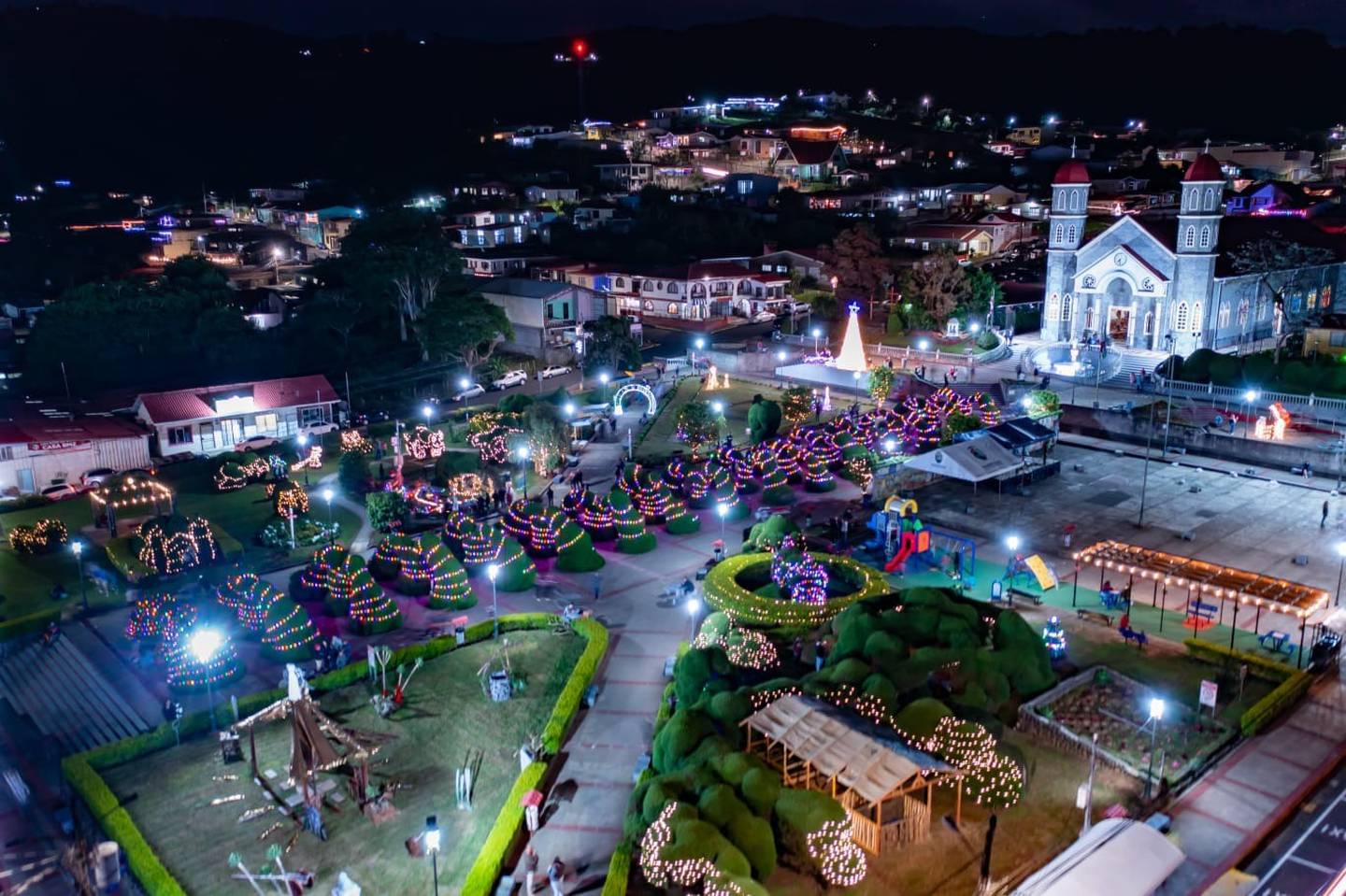 30 mil luces iluminarán al Parque de Zarcero esta Navidad. (Foto Javier Méndez)