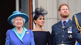 El príncipe Harry y Meghan Markle han sido “degradados” oficialmente