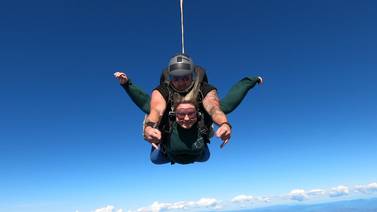 Mándese valiente y salte en paracaídas muy cerquita del volcán Arenal