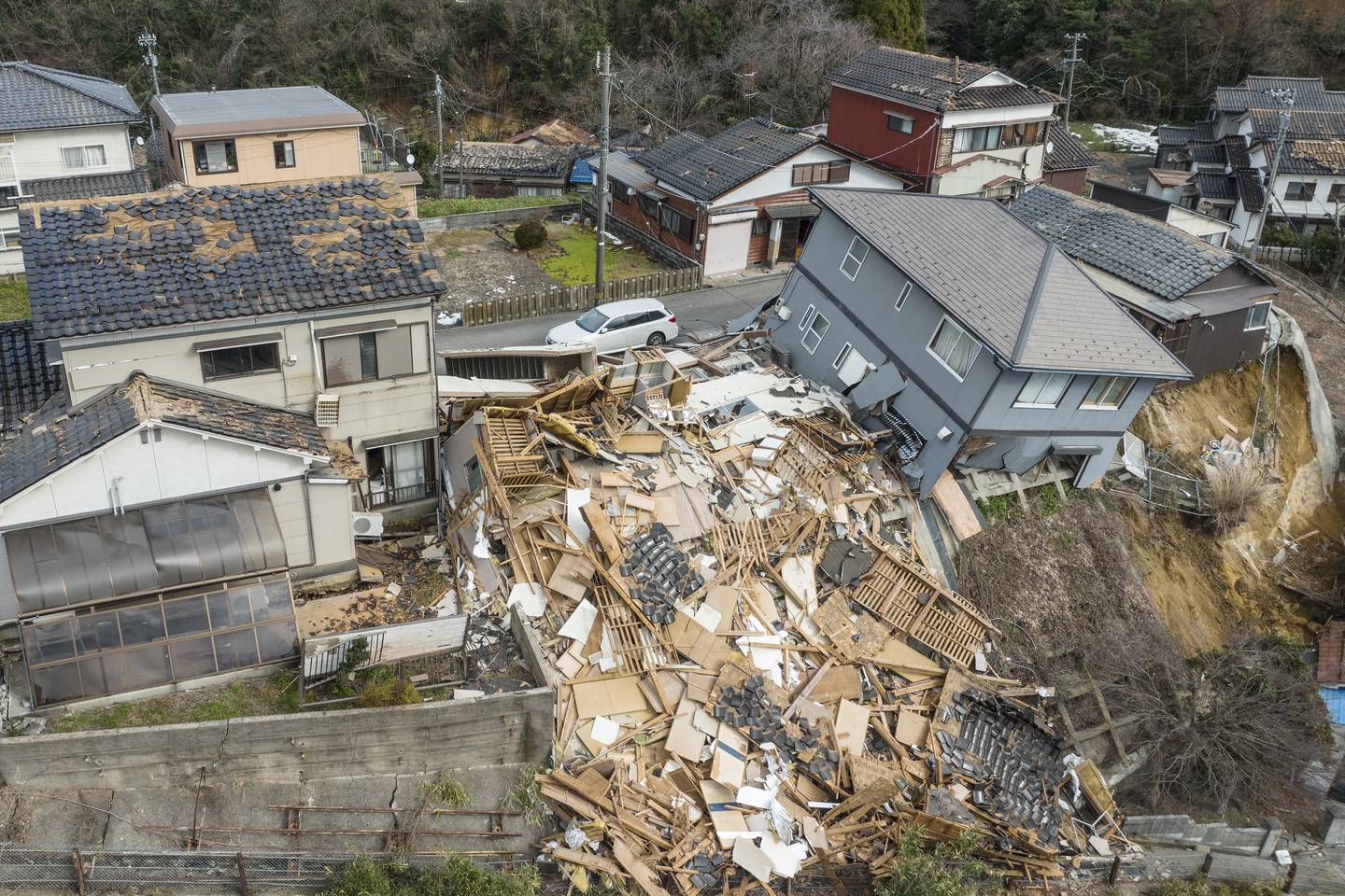 Esta fotografía aérea muestra casas dañadas y destruidas a lo largo de una calle en Wajima, prefectura de Ishikawa, el 2 de enero de 2024, un día después de que un gran terremoto de magnitud 7,5 sacudiera la región de Noto en la prefectura de Ishikawa.