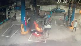 ¡Terrible susto! Carro se incendió dentro de gasolinera (Video)