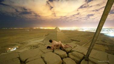Detienen a empleados que dejaron entrar a pareja que se desnudó en pirámide de Egipto
