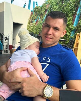 Carlos Mora disfruta mucho su etapa de papá junto a su hija Amanda. Foto: Instagram