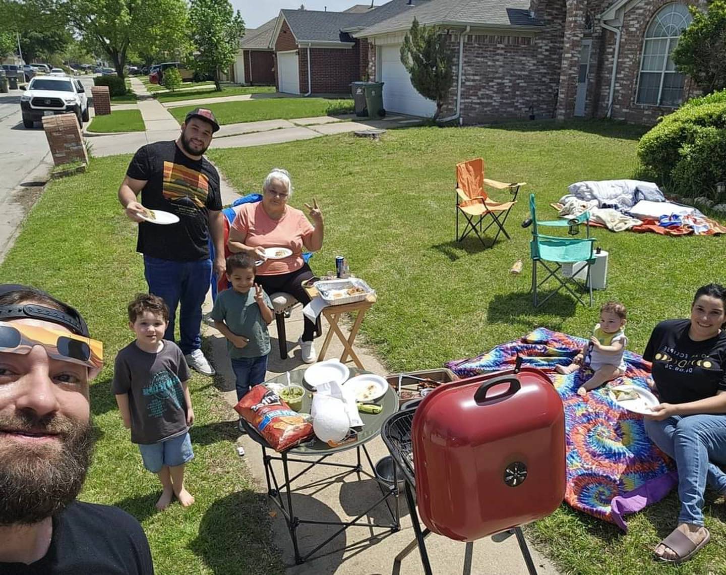 Karla Clark, nicoyana de la pura cepa, armó tremendo fiestón hasta con carne asada enfrente de su casa para disfrutar en familia el eclipse total de sol en Arlington, Texas, Estados Unidos.