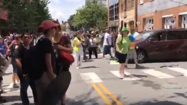Video muestra el atropello masivo de personas que protestaban contra neonazis gringos; hay un muerto