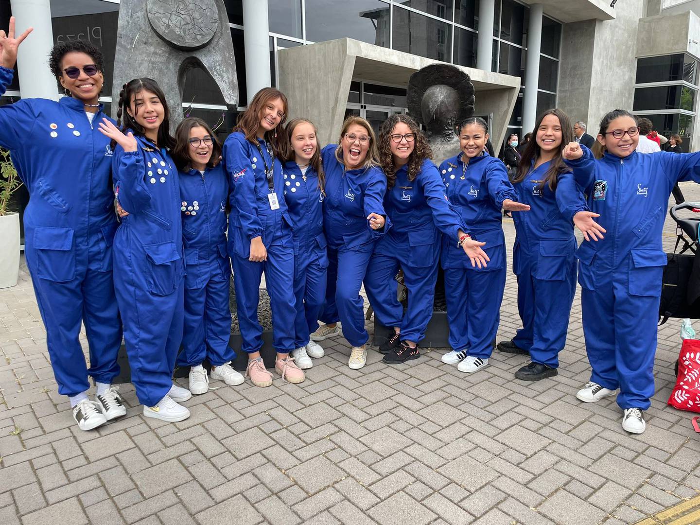 La ingeniera costarricense Sandra Cauffman, que se ha destacado por su trabajo en la NASA, es condecorada por la Universidad de Costa Rica (UCR) con el título de doctora Honoris Causa, este miércoles 8 de marzo. Un grupo de jóvenes que fueron al campamento "Ella es Astronauta" en diciembre del año pasado, estuvieron en la condecoración.