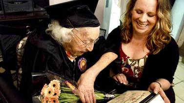¡Nunca es tarde! Mujer de 105 años recibe diploma de bachiller