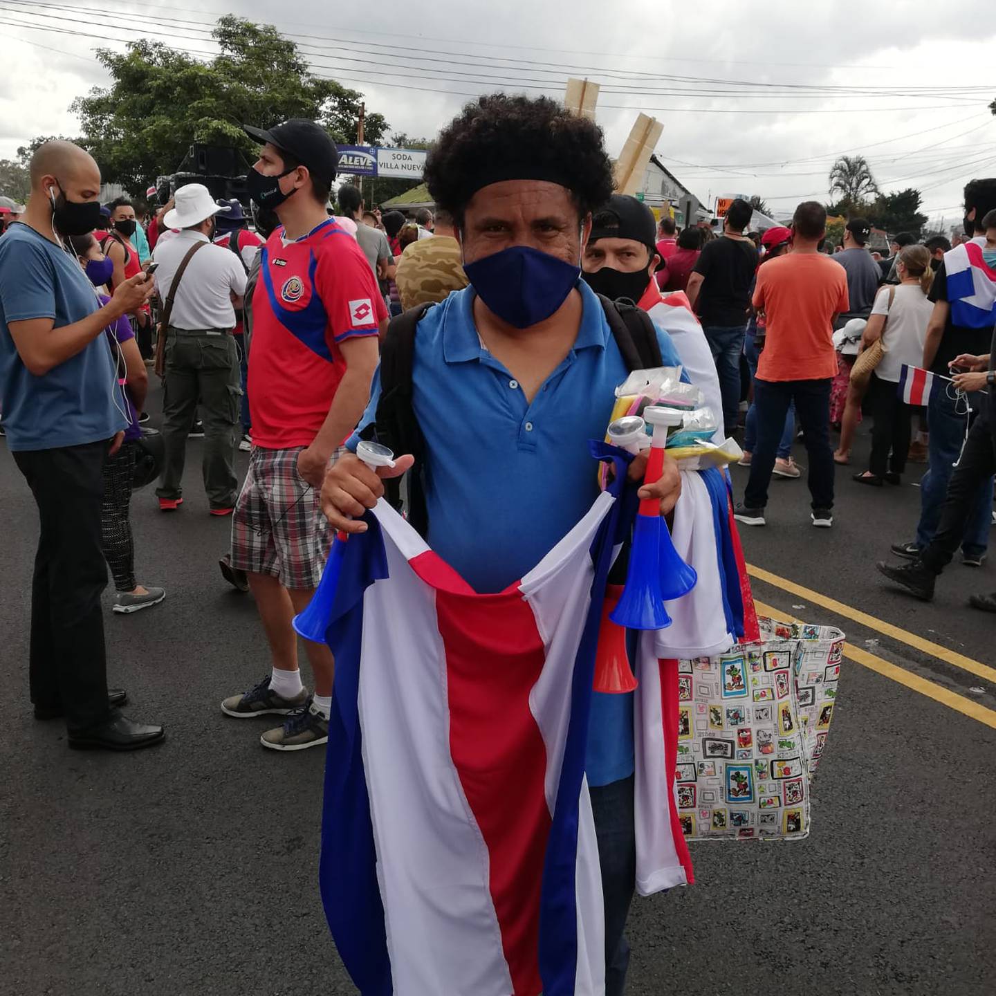 Heriberto Chaves es un pulseador que vendió banderas de Costa Rica el pasado martes 25 de agosto en la marcha que las hizo su esposa Maruenis Torres