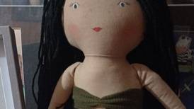 Mamá mandó a hacer muñeca con ropa que su hija usó antes de ser asesinada