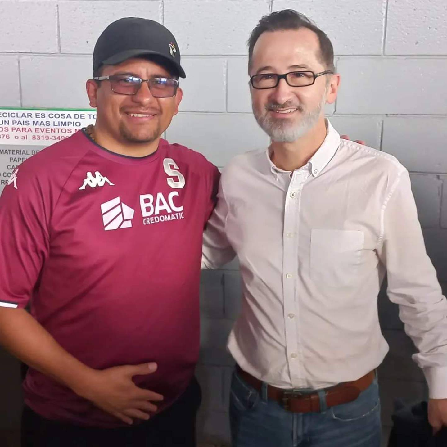 El padre Norberto Esteban Ramírez es feliz viendo al Deportivo Saprissa desde la gradería de sol sur. Cortesía.