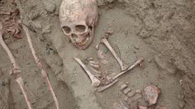 Descubren tumbas de 76 niños a los que les sacaron el corazón en Perú