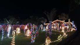 Navidad en Grecia inicia con iluminación de la casa de los Barrantes
