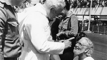 Muere el poeta y sacerdote nicaragüense que fue regañado por Juan Pablo II
