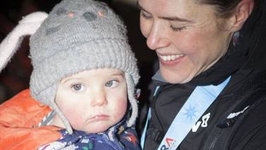 Jasmin Paris gana la ultramaratón más “brutal” de Reino Unido amamantando a su hija