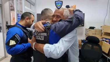 (Video) Policías municipales le salvan la vida y regresa para agradecer 