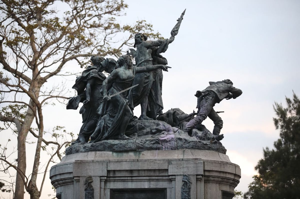 Mancharon el Monumento Nacional y nadie se había dado ...