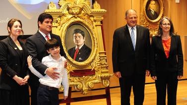 Carlos Alvarado rompió con la costumbre de los retratos presidenciales por amor a su hijo 