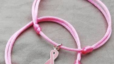 Lazos rosados también están en pulseras, collares, aretes y tazas
