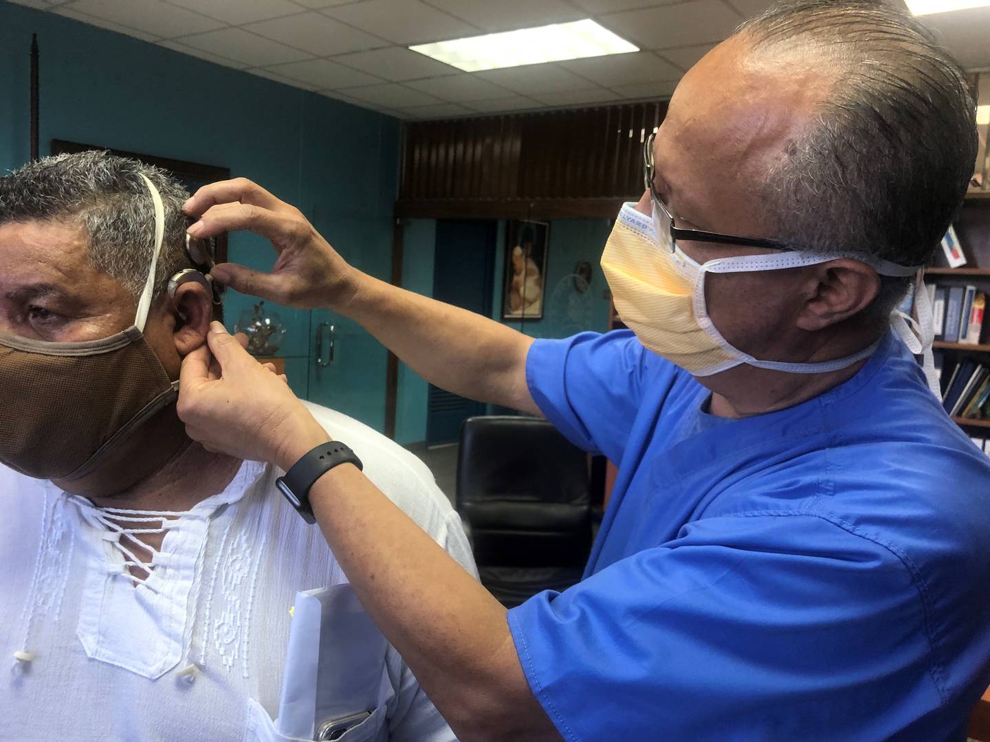 Después de un implante coclear en el Hospital México, don Labán Juárez de 62 años, vecino de Concepción de Tres Ríos, pudo escuchar por primera vez el llanto de su primer nieto quien tiene un año de edad