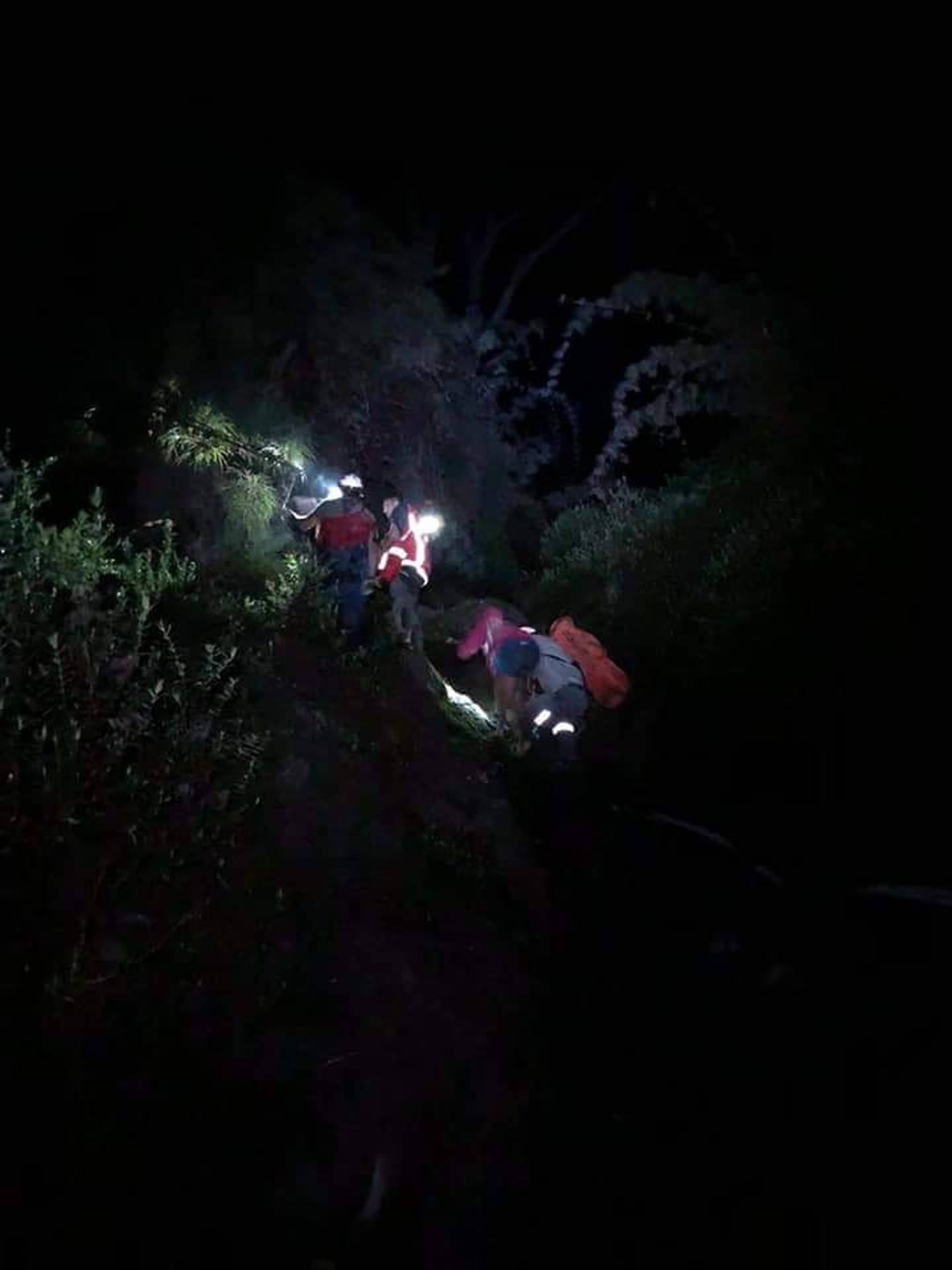 Cruzrojistas rescataron a tres personas que ingresaron ilegalmente al volcán Turrialba. Foto suministrada por Keyna Calderón.