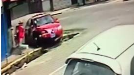 (Video) ¡Un ángel! Carnicero salvó a una mamá y a su bebé de ser atropelladas por taxi