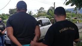 Detienen a 10 policías sospechosos de ayudar en contrabando de licor, pólvora y droga