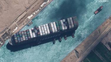 Liberan barco que estaba encallado en el canal de Suez y reanudan tráfico marítimo