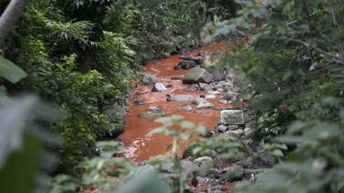 (Video) Río Ocloro se tiñó de 'sangre' y preocupa a ambientalistas