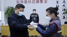 Presidente de China usa mascarilla para hablar en público de los 900 muertos por el coronavirus 