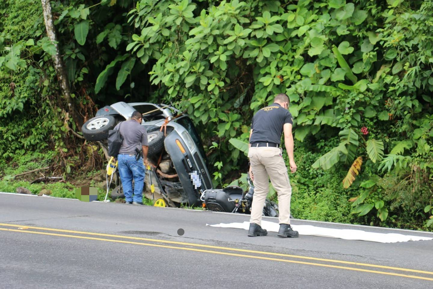Motociclista muere al chocar contra carro en ruta 32. Foto Reyner Montero.