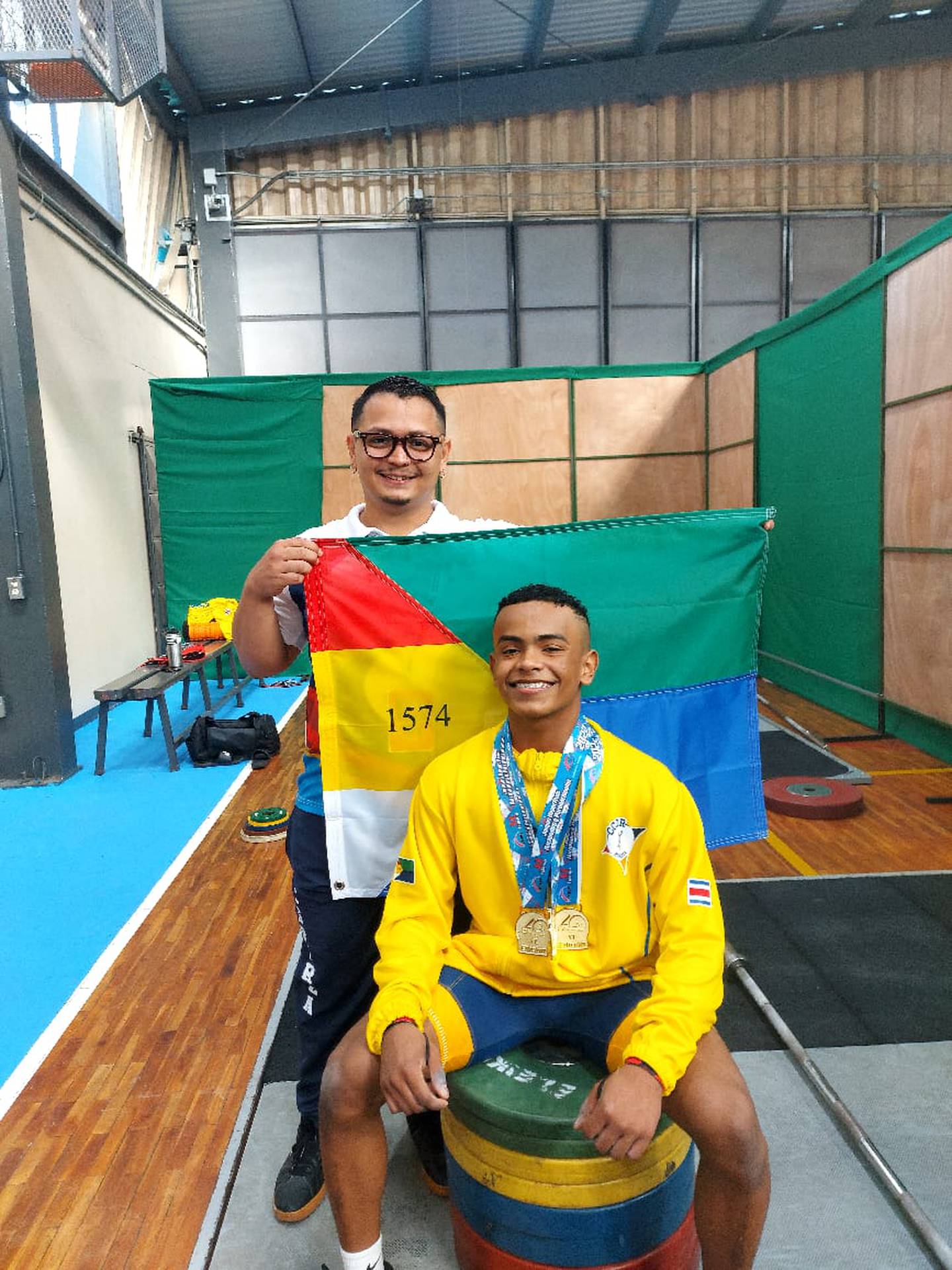 Jermain Duarte, de Esparza, abrió el medallero coronándose como el primer medallista de oro en la disciplina, tras consagrarse como campeón absoluto en su categoría de 55 kg, al llevarse el oro en arranque y envión con un total de 157 kg.