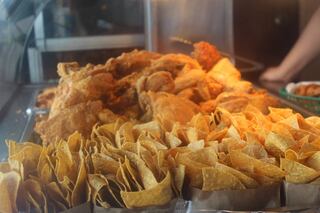 Las ventanas de más de 10 restaurantes en el centro de San Rafael atraen a los visitantes a comer pollo frito.