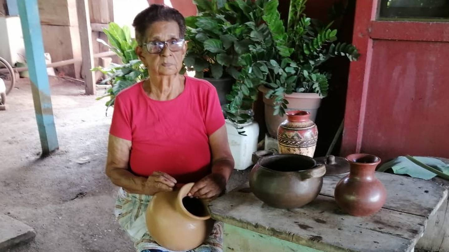 Doña  Doralisa Grijalba Villavuerte tiene 86 años y una de las 13 fundadoras de Cooperativa de Mujeres de Guaitil de Santa Cruz, CoopeGuaytil. Ellas mantienen viva la tradición del barro de los indios Chorotegas
