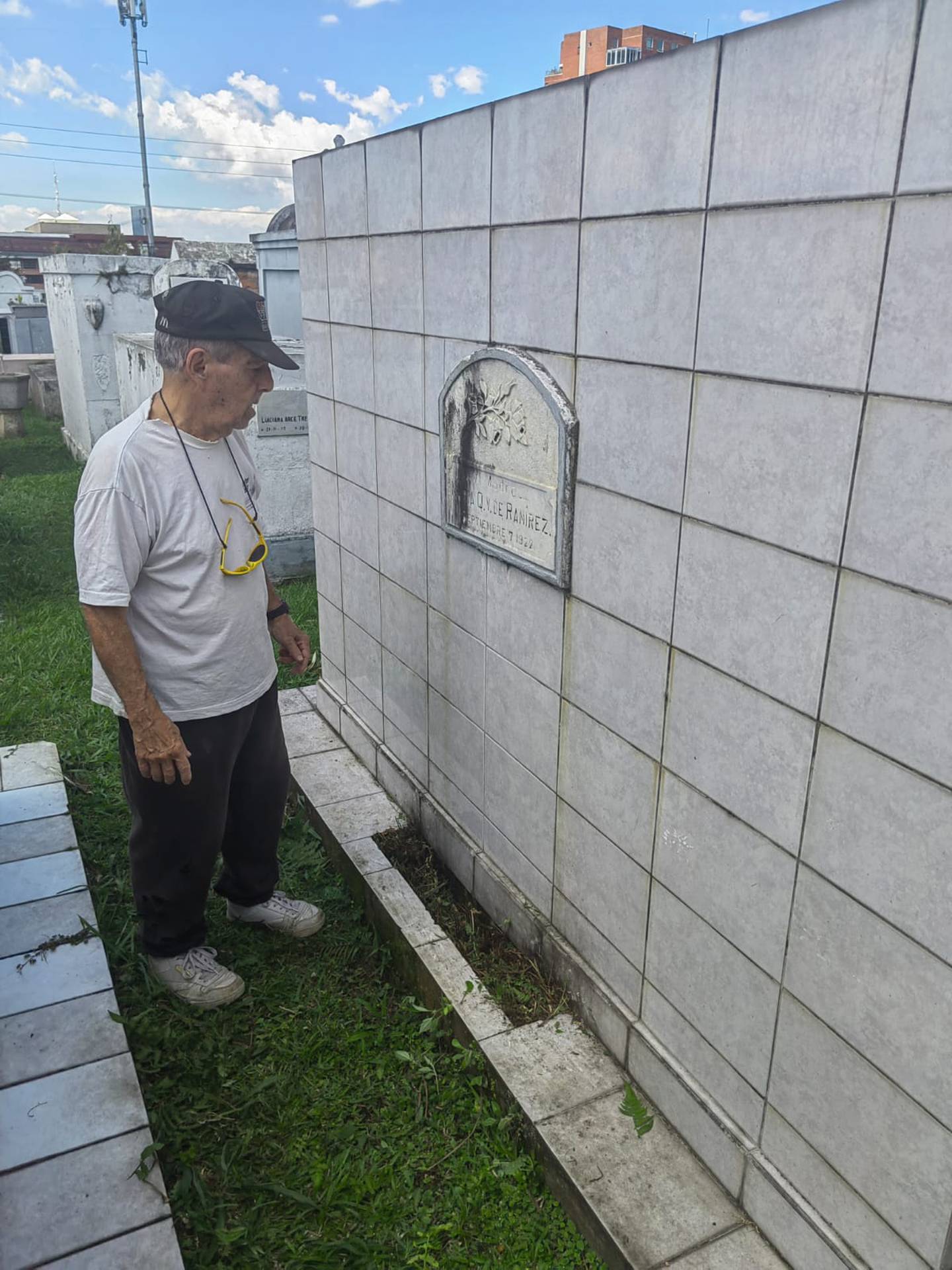El 2 de noviembre del 2022 significó el regreso de la apertura total de los cementerios, después del cierre total y parcial en 2020 y 2021 por la pandemia. En la foto, don Sergio Palomo visita a sus familiares que ya no están en el cementerio General de San José.