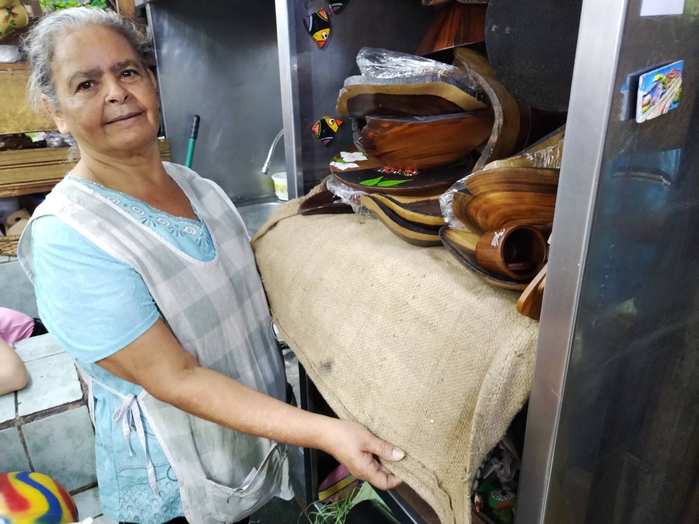 Trameras del Mercado Central de San José venden bolsos de yute en menos de 15 mil colones. En la foto, doña María Elena Matarrita, del tramo Los Ángeles.
